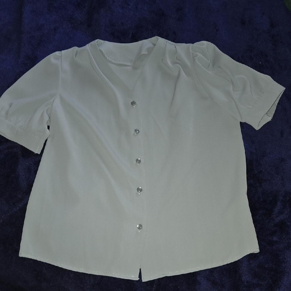 Stylish Women's Button-Down Shirt in Light Gray